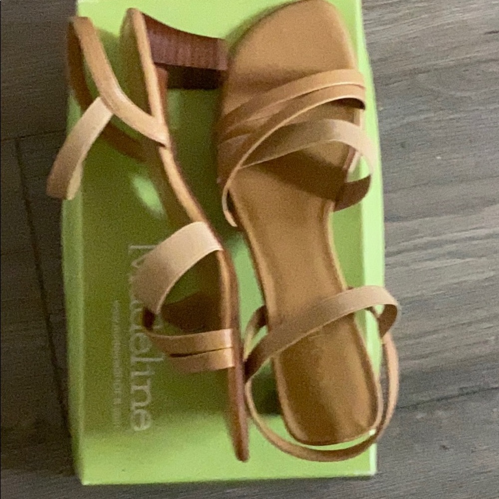 DAINTY BEIGE STRAPPY LOW BLOCK HEEL LIGHTWEIGHT SANDALS. Size 8.5 - 9